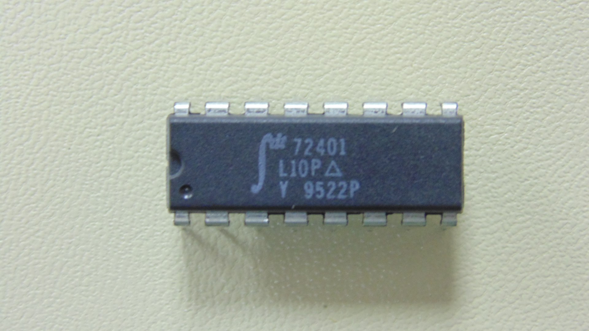 IDT72401L10P